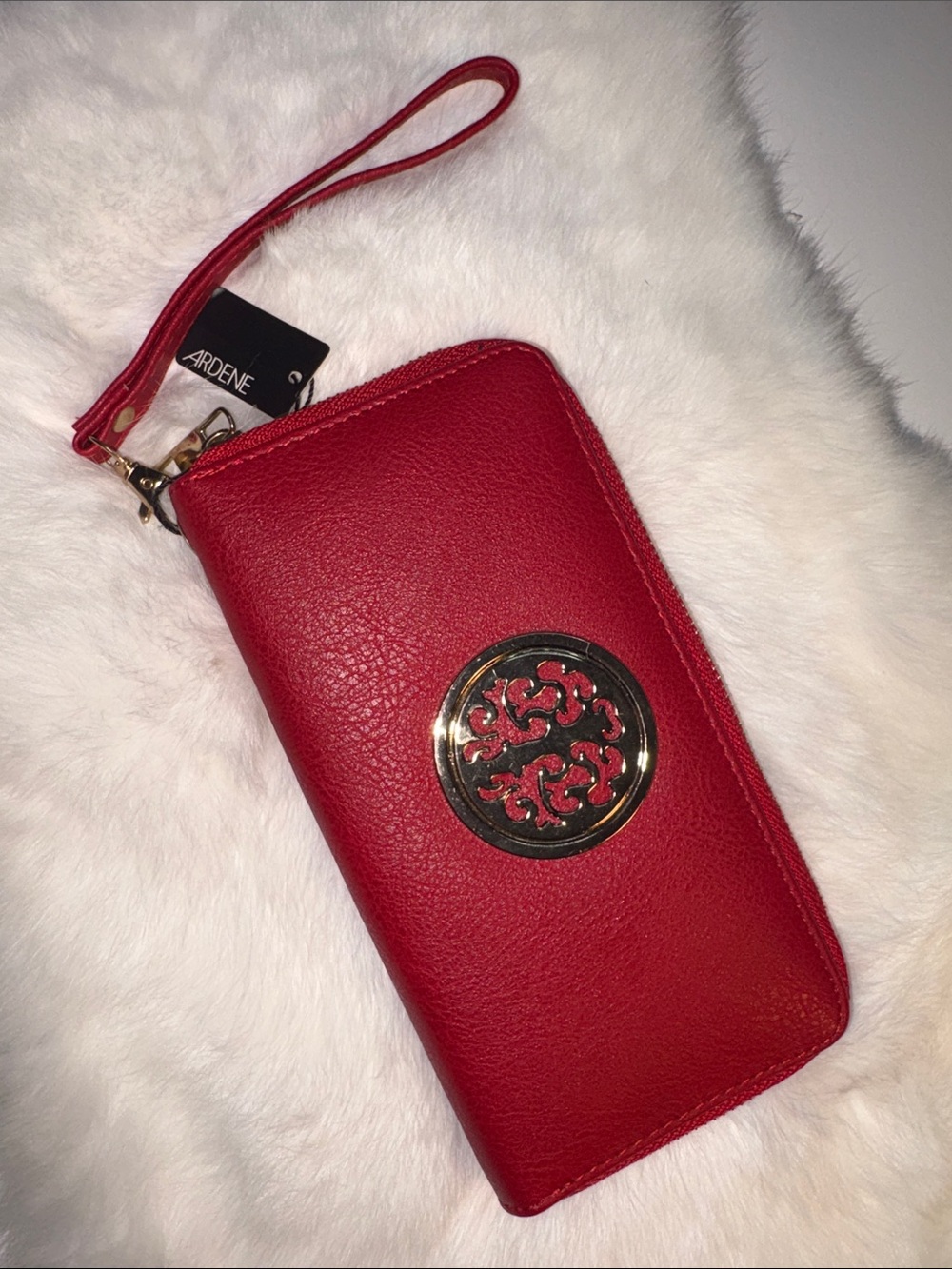 ❤️🔥NWT Ardene Red Wristlet Clutch with Gold Medallion